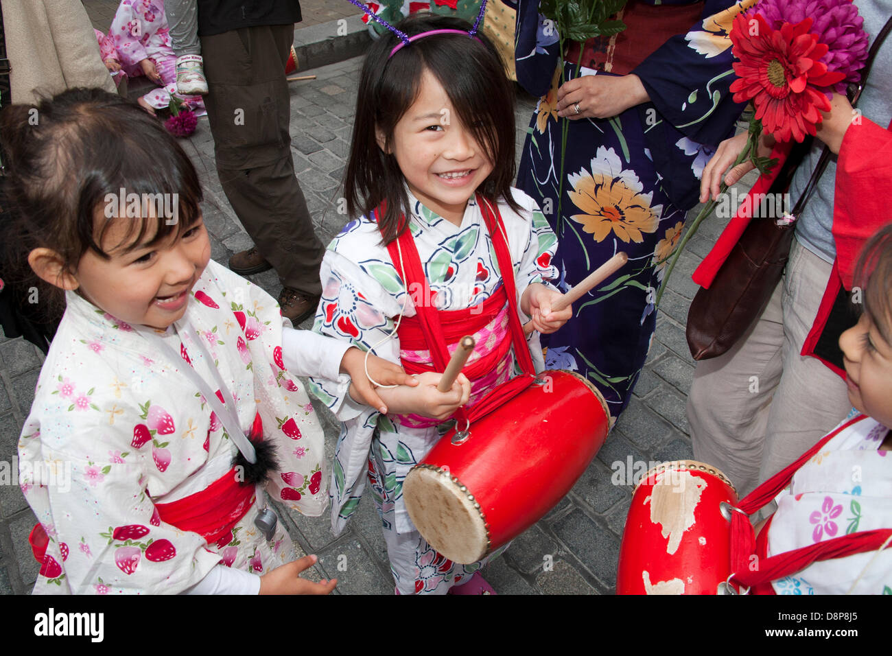 Chester, UK 2. Juni 2013. Kinder im Chesters Carnival of Giants den 60. Jahrestag ihrer Majestät Krönung Jahres. 60 Riese Zeichen wurden von den Experten bei Chester Giant City geschaffen.  Die Riesen und ihre Teams feiern Elizabeth II Jubilee Krönung mit dem Thema Bugs, um die Not der bescheidenen Hummel zu markieren. Bildnachweis: Conrad Elias/Alamy Live-Nachrichten Stockfoto