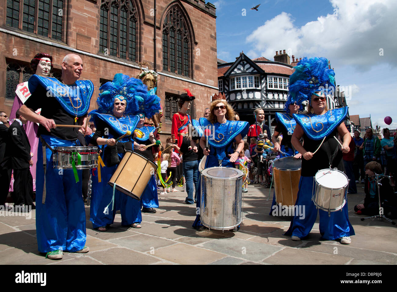 Chester, UK 2. Juni 2013. Wirral Trommlern samba Band an Chesters Carnival of Giants den 60. Jahrestag ihrer Majestät Krönung Jahres. 60 Riese Zeichen wurden von den Experten bei Chester Giant City geschaffen.  Die Riesen und ihre Teams feiern Elizabeth II Jubilee Krönung mit dem Thema Bugs, um die Not der bescheidenen Hummel zu markieren. Bildnachweis: Conrad Elias/Alamy Live-Nachrichten Stockfoto