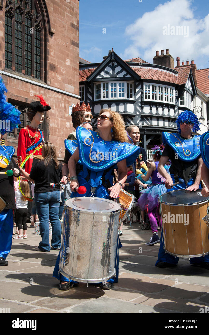Chester, UK 2. Juni 2013. Wirral Trommlern samba Band an Chesters Carnival of Giants den 60. Jahrestag ihrer Majestät Krönung Jahres. 60 Riese Zeichen wurden von den Experten bei Chester Giant City geschaffen.  Die Riesen und ihre Teams feiern Elizabeth II Jubilee Krönung mit dem Thema Bugs, um die Not der bescheidenen Hummel zu markieren. Bildnachweis: Conrad Elias/Alamy Live-Nachrichten Stockfoto