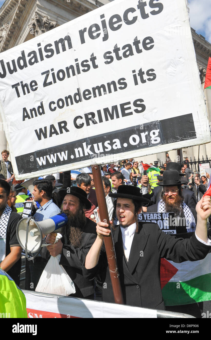 St Martin in the Fields, London, UK. 2. Juni 2013. Anti-Zionist Demonstranten singen und halten Banner gegenüberliegenden Trafalgar Square. Gegner Israels inszenieren einen Protest gegenüber dem Trafalgar Square beherbergt die näher an Israel Veranstaltung zur Feier des 65. Jahres der Gründung des Staates Israel. Bildnachweis: Matthew Chattle/Alamy Live-Nachrichten Stockfoto