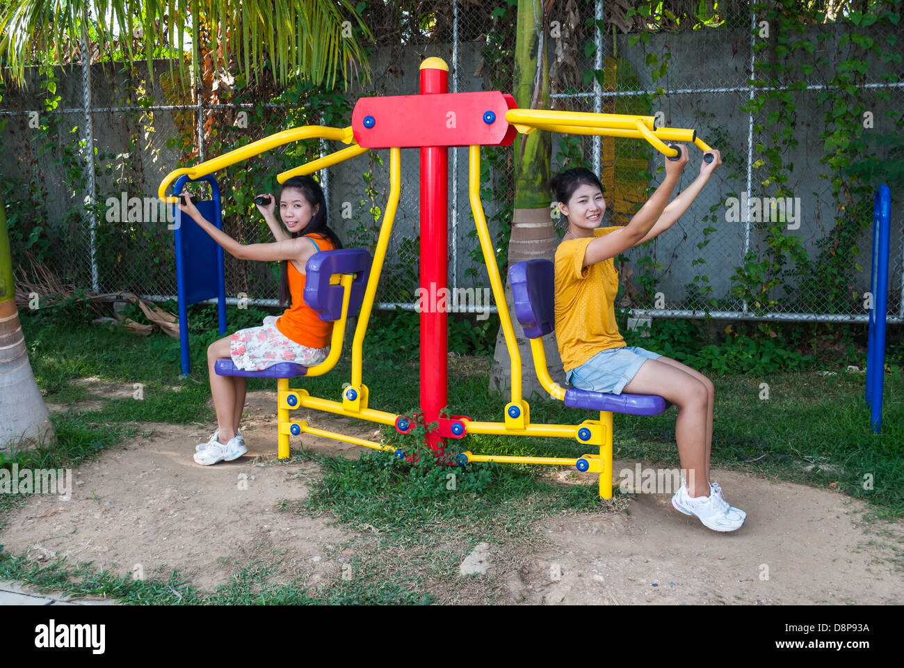 Asian Thai Girls mit Heimtrainer im öffentlichen Park. Stockfoto