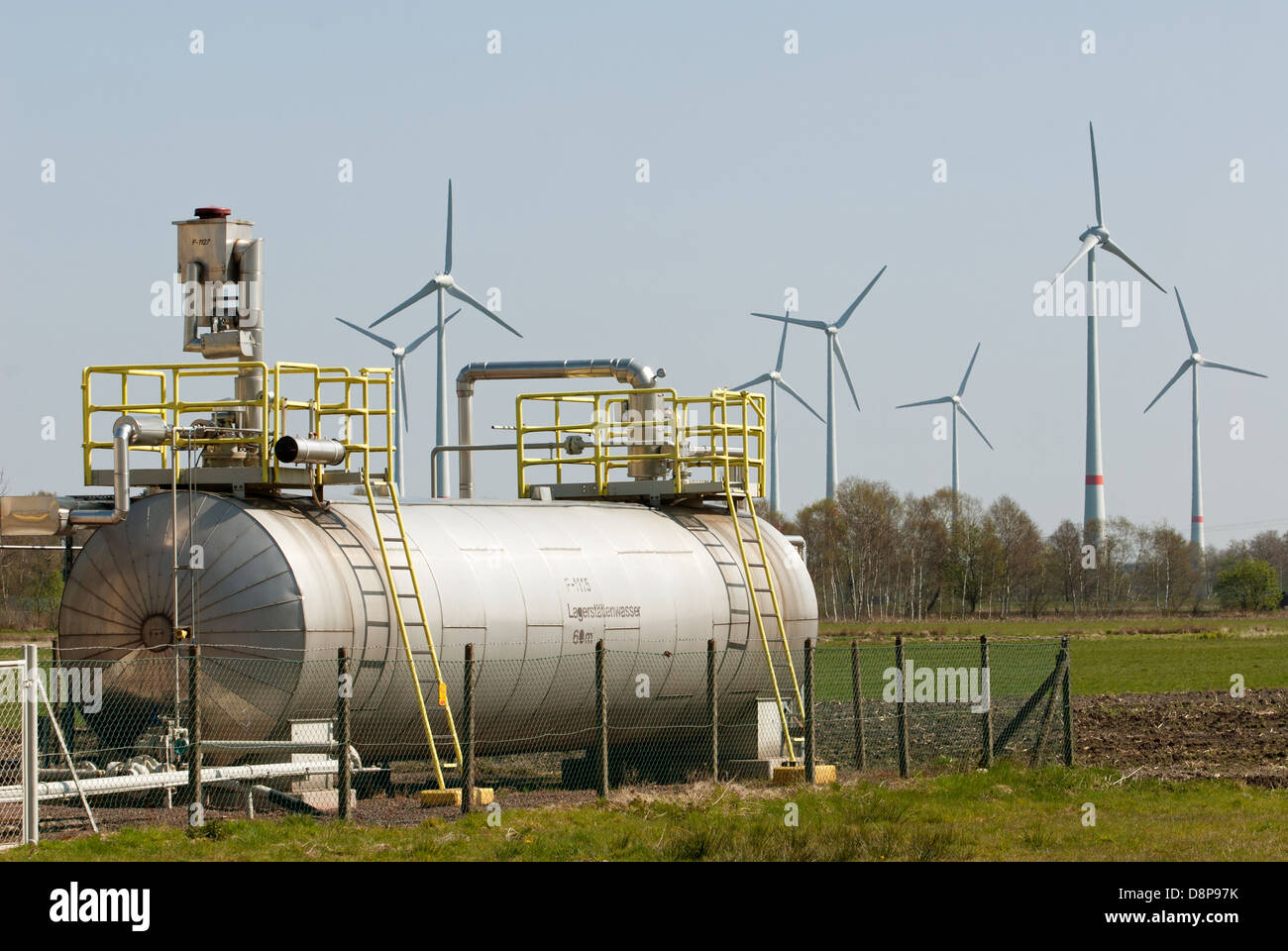 E.on Erdgas unter dem Boden Terminal und Windparks, Darlaten Moor, Holzhausen, Niedersachsen, Deutschland Stockfoto