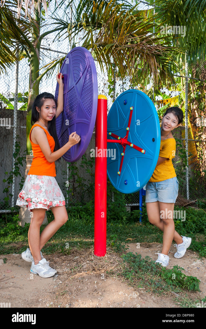 Asian Thai Girls mit Heimtrainer im öffentlichen Park. Stockfoto