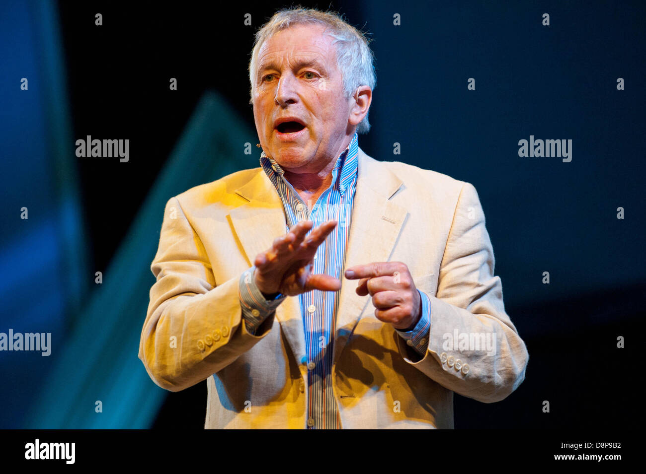 Heu auf Wye, Powys, Wales, UK, Sonntag, 2. Juni 2013 im Bild: Jonathan Dimbleby sprechen bei Hay Festival Re: The Telegraph Hay Festival, Hay on Wye, Powys, Wales. Stockfoto