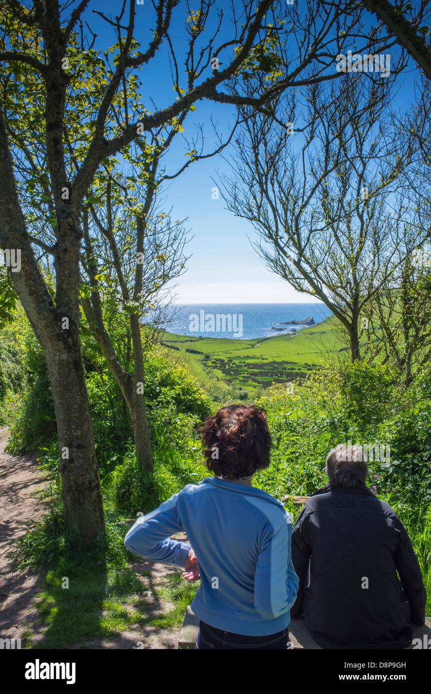 Wanderer pausieren, um auf das Meer zurückzublicken. Ayrmer Cove, South Hams, Devon. GROSSBRITANNIEN Stockfoto