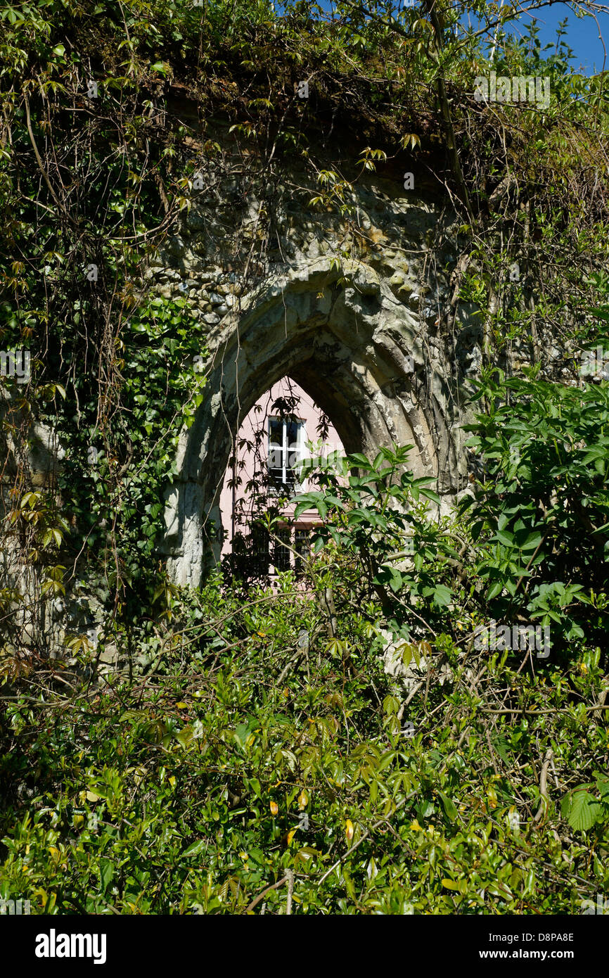 Windows durch einen Bogen Stockfoto