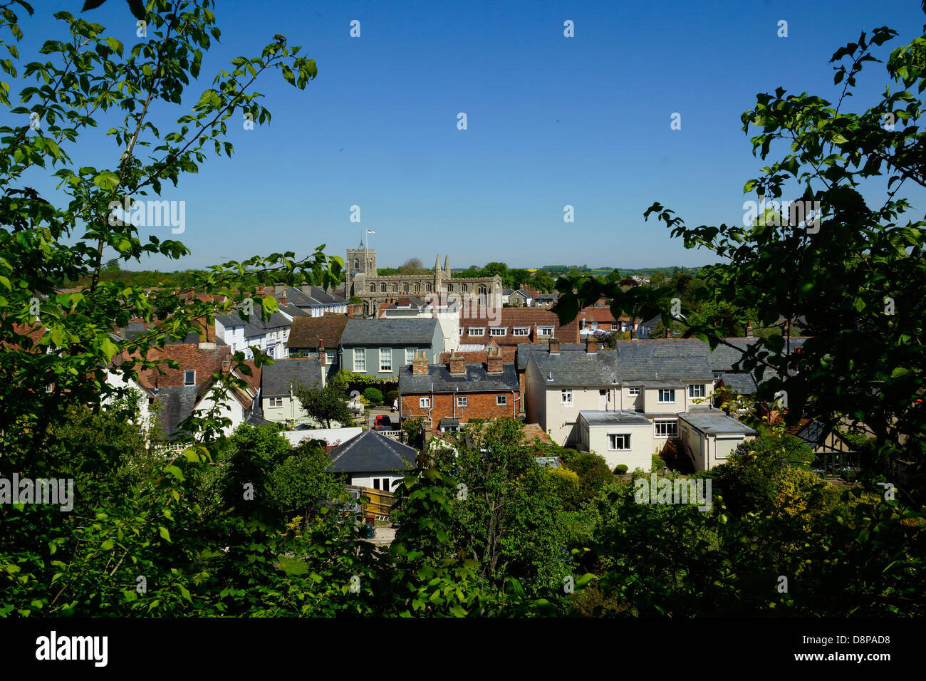 Clare Dorf & Pfarrkirche genommen von der Burg halten Laub mit klaren blauen Himmel eingerahmt Stockfoto