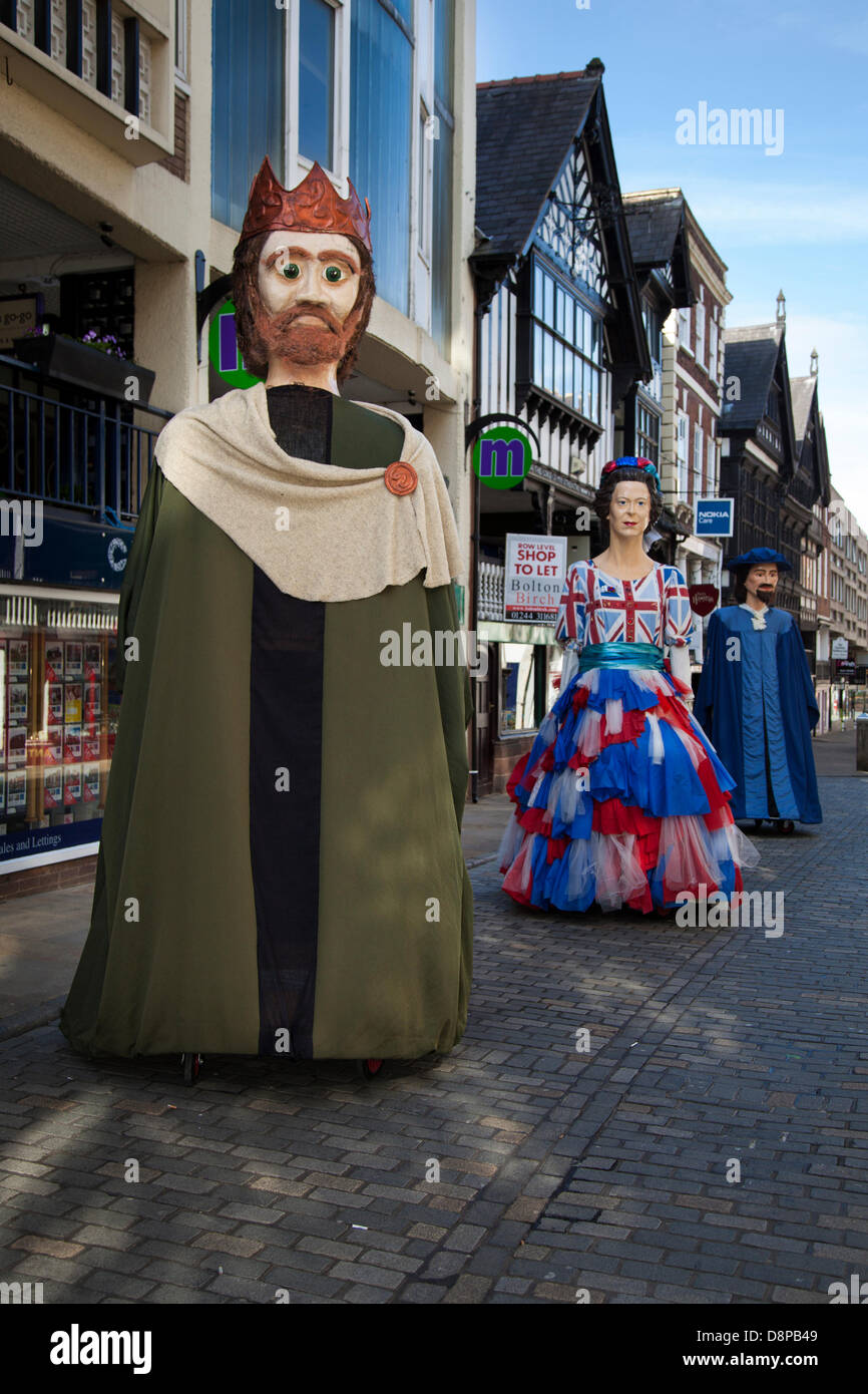 Chester, UK 2. Juni 2013. Line-up von Chesters Carnival of Giants den 60. Jahrestag ihrer Majestät Krönung Jahres. 60 Riese Zeichen wurden von den Experten bei Chester Giant City geschaffen.  Die Riesen und ihre Teams feiern Elizabeth II Jubilee Krönung mit dem Thema Bugs, um die Not der bescheidenen Hummel zu markieren.  Bildnachweis: Conrad Elias/Alamy Live-Nachrichten Stockfoto