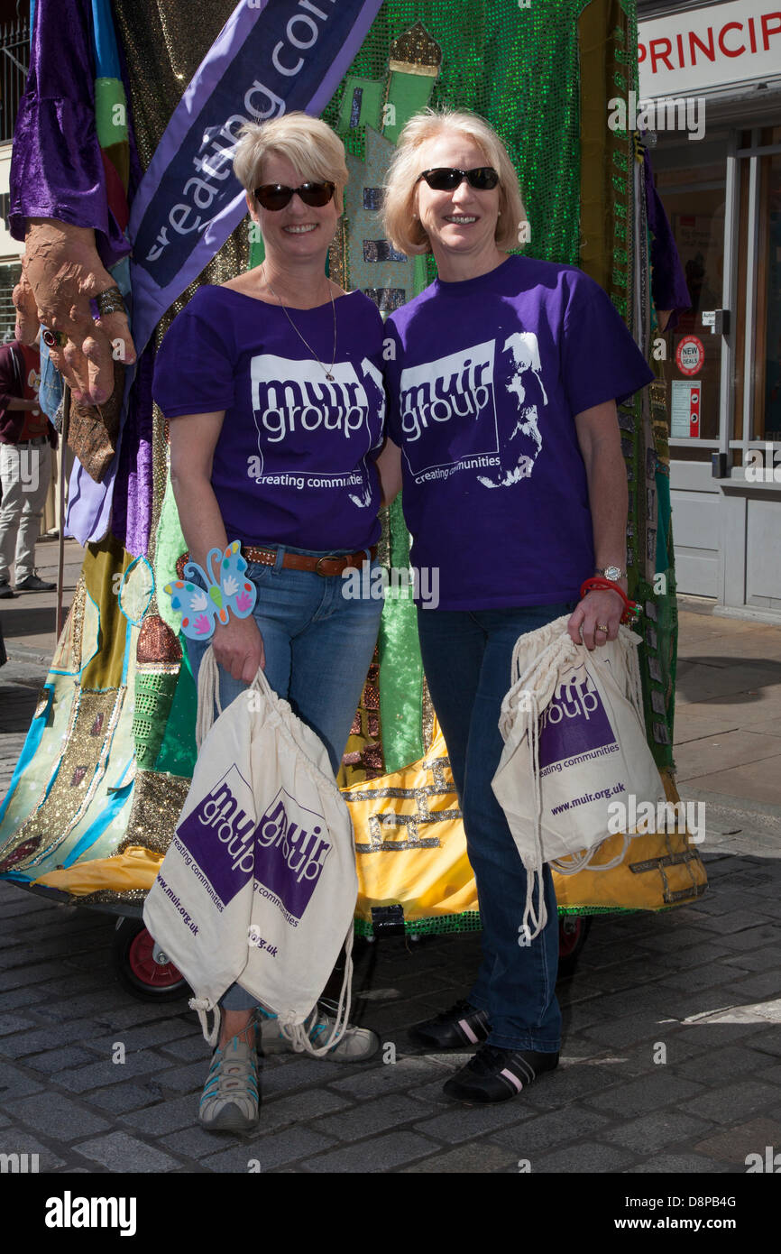 Chester, UK 2. Juni 2013. Jackie Huges. 53 und Kathryn Smith, 52 beide Muir Gruppe Charity-Sammler an Chesters Carnival of Giants den 60. Jahrestag ihrer Majestät Krönung Jahres. 60 Riese Zeichen wurden von den Experten bei Chester Giant City geschaffen.  Die Riesen und ihre Teams feiern Elizabeth II Jubilee Krönung mit dem Thema Bugs, um die Not der bescheidenen Hummel zu markieren.  Bildnachweis: Conrad Elias/Alamy Live-Nachrichten Stockfoto