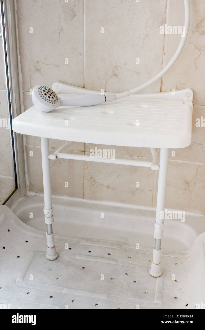 Weiße Kunststoff Duschsitz ermöglichen Menschen mit Behinderungen beim Hinsetzen zu waschen Stockfoto