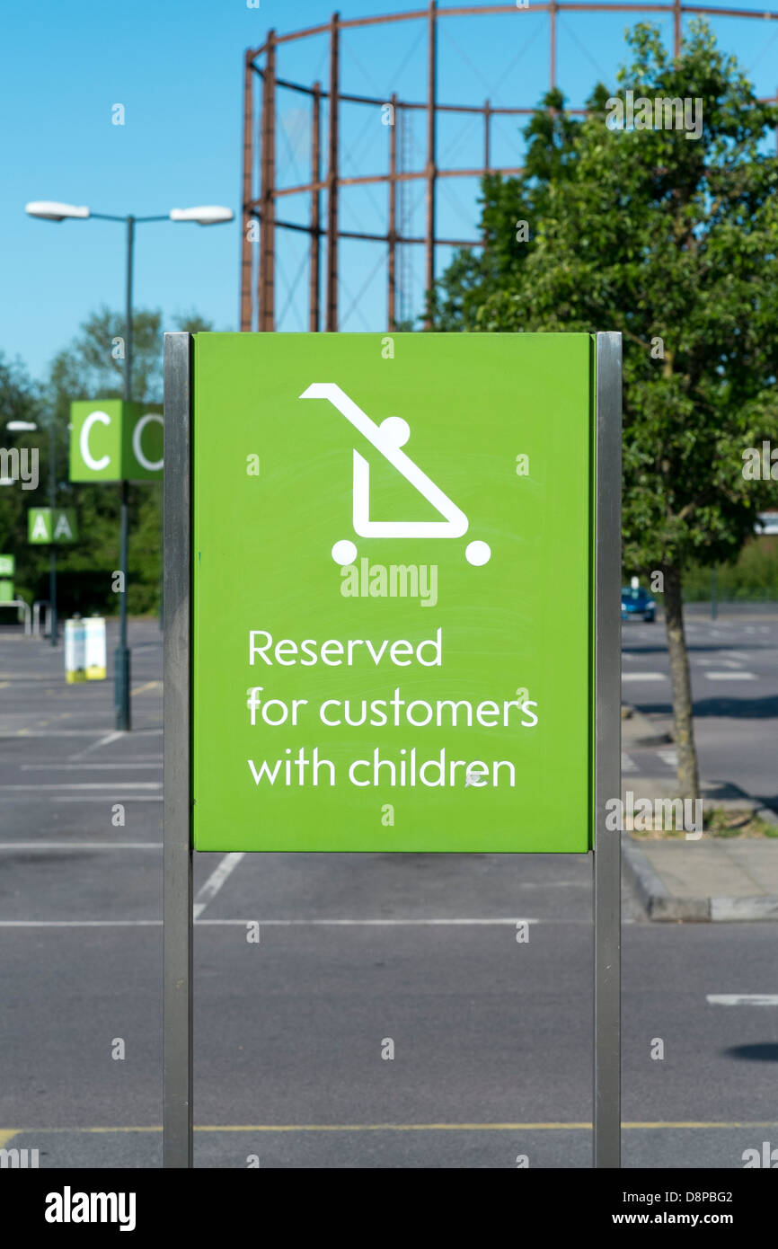 Reservierter Parkplatz für Menschen mit Kindern Stockfoto