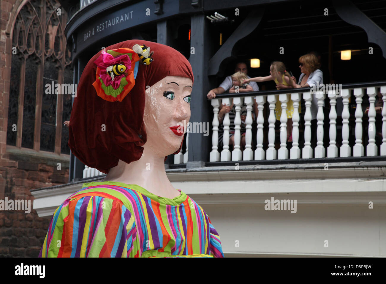 Chester, UK 2. Juni 2013. Chesters Carnival of Giants den 60. Jahrestag ihrer Majestät Krönung Jahres. 60 Riese Zeichen wurden von den Experten bei Chester Giant City geschaffen.  Die Riesen und ihre Teams feiern Elizabeth II Jubilee Krönung mit dem Thema Bugs, um die Not der bescheidenen Hummel zu markieren.  Bildnachweis: Conrad Elias/Alamy Live-Nachrichten Stockfoto