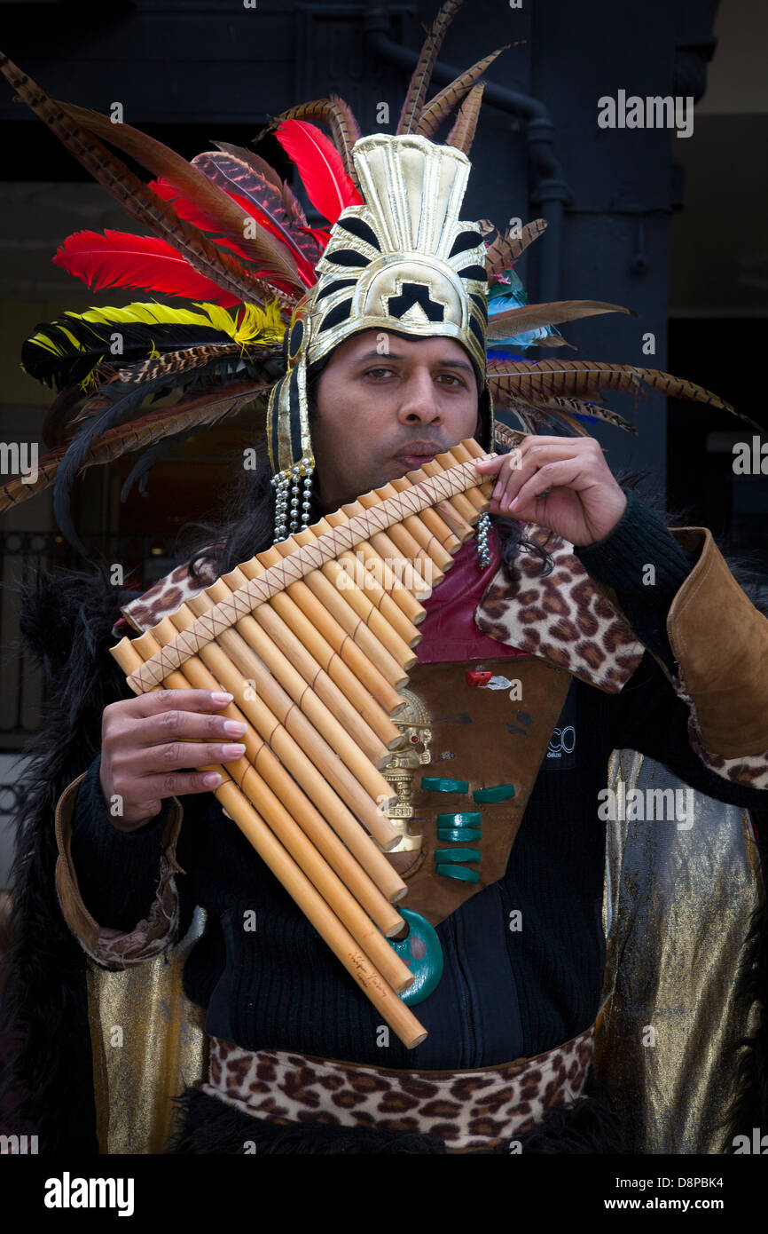 Chester, UK 2. Juni 2013. Vladimir verbleibenden Azetec NativeAmerican, tragen Azetc Krone, ein Musiker im Chesters Carnival of Giants den 60. Jahrestag ihrer Majestät Krönung Jahres. 60 Riese Zeichen wurden von den Experten bei Chester Giant City geschaffen.  Die Riesen und ihre Teams feiern Elizabeth II Jubilee Krönung mit dem Thema Bugs, um die Not der bescheidenen Hummel zu markieren.  Bildnachweis: Conrad Elias/Alamy Live-Nachrichten Stockfoto