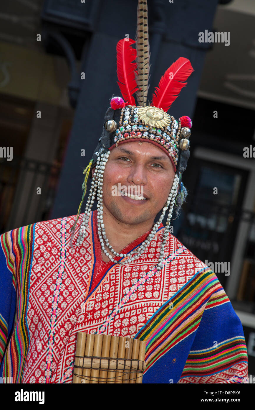 Chester, UK 2. Juni 2013. Sergio Fistely in Azetc Kostüm an Chesters Carnival of Giants den 60. Jahrestag ihrer Majestät Krönung Jahres. 60 Riese Zeichen wurden von den Experten bei Chester Giant City geschaffen.  Die Riesen und ihre Teams feiern Elizabeth II Jubilee Krönung mit dem Thema Bugs, um die Not der bescheidenen Hummel zu markieren.  Bildnachweis: Conrad Elias/Alamy Live-Nachrichten Stockfoto