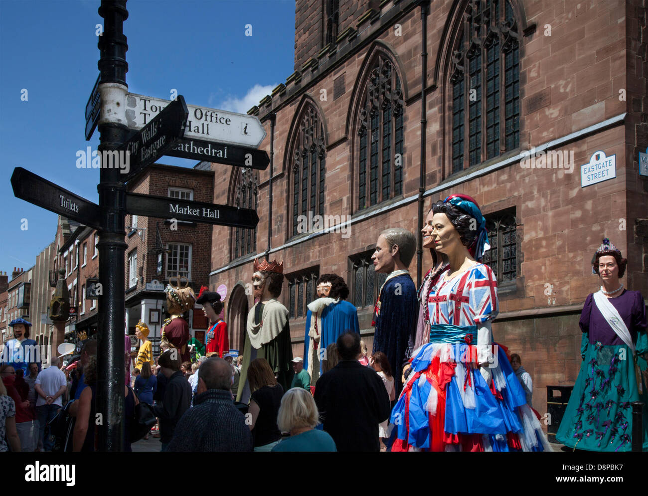 Chester, UK 2. Juni 2013. Massen in East gate Straße und einander gegenüberstehenden Chesters Carnival of Giants den 60. Jahrestag ihrer Majestät Krönung Jahres. 60 Riese Zeichen wurden von den Experten bei Chester Giant City geschaffen.  Die Riesen und ihre Teams feiern Elizabeth II Jubilee Krönung mit dem Thema Bugs, um die Not der bescheidenen Hummel zu markieren.  Bildnachweis: Conrad Elias/Alamy Live-Nachrichten Stockfoto