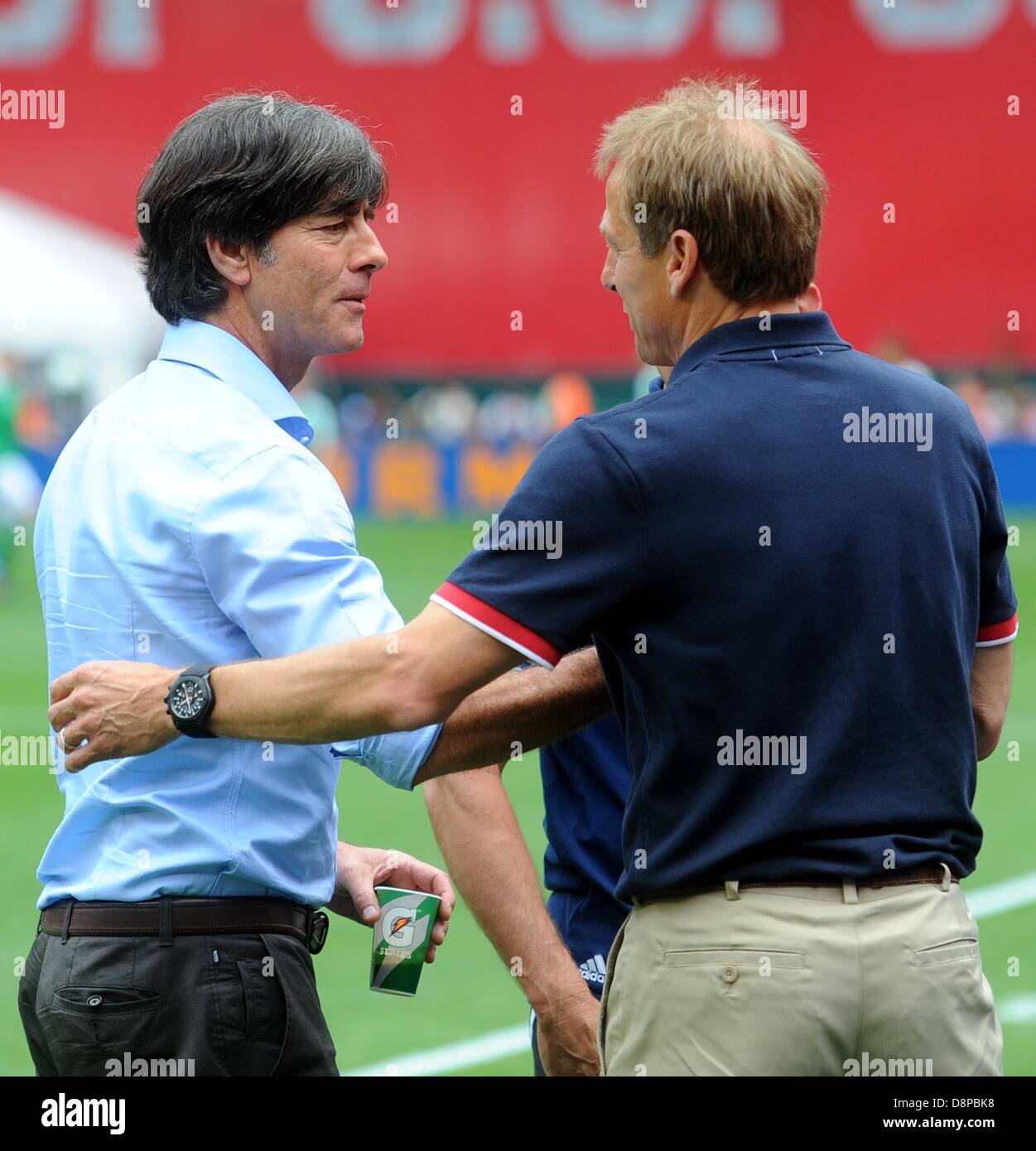 Trainer Joachim Löw (l) von Deutschland und Trainer Jürgen Klinsmann der USA Gespräche stand die internationale freundliche Fußballspiel zwischen USA und Deutschland im Kennedy Memorial Stadium in Washington (District Of Columbia), USA, 2. Juni 2013. Foto: Thomas Eisenhuth/Dpa +++(c) Dpa - Bildfunk +++ Stockfoto