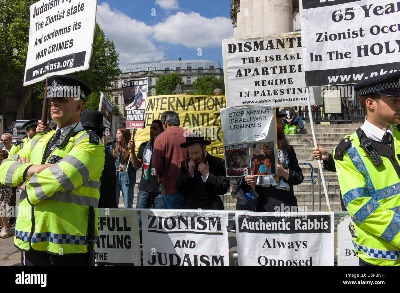 London, UK. 2. Juni 2013. Neturei Karta, Ultra-orthodoxen Juden, zeigen neben der islamischen Menschenrechtskommissionen gegen Israel sich näher an Israel 65 65 Jahre der Gründung des Staates Israel im Jahr 1948 in Trafalgar Square in London feiern. Bildnachweis: Rena Pearl/Alamy Live-Nachrichten Stockfoto