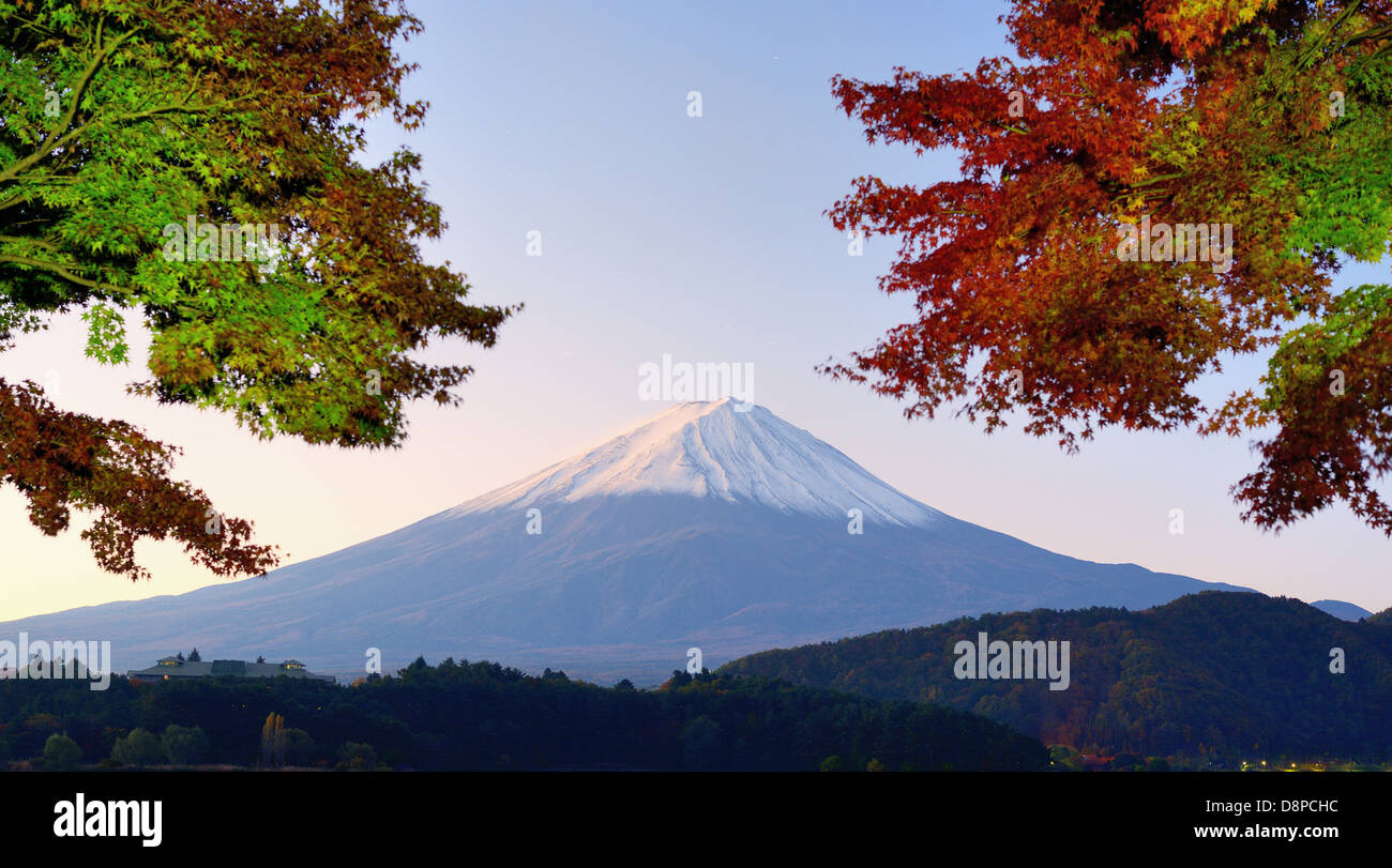 Panorama von Mt. Fuji mit Herbstfarben. Stockfoto
