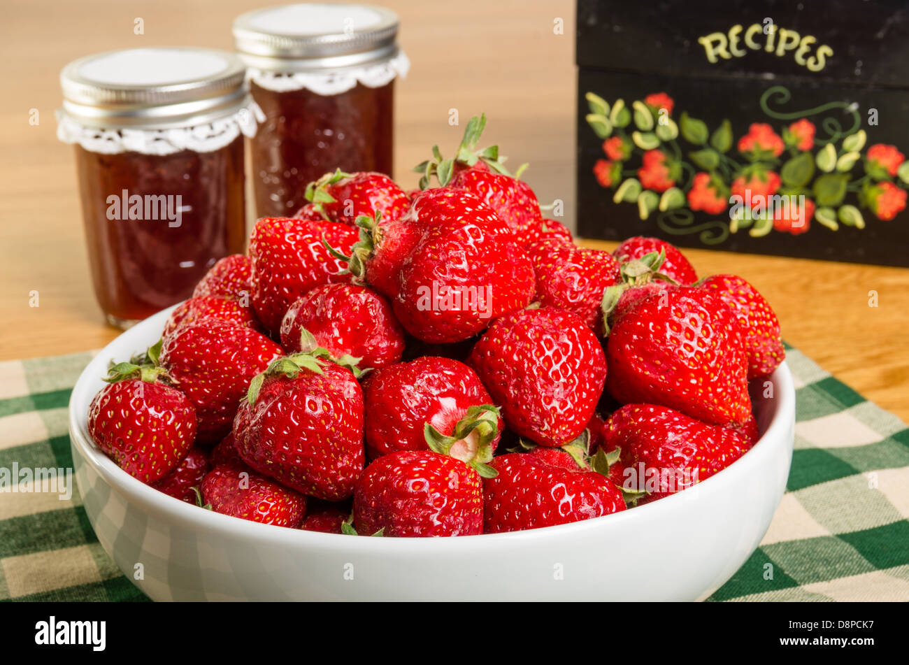 Schüssel mit frischen Erdbeeren mit Gläser Marmelade oder Gelee Stockfoto
