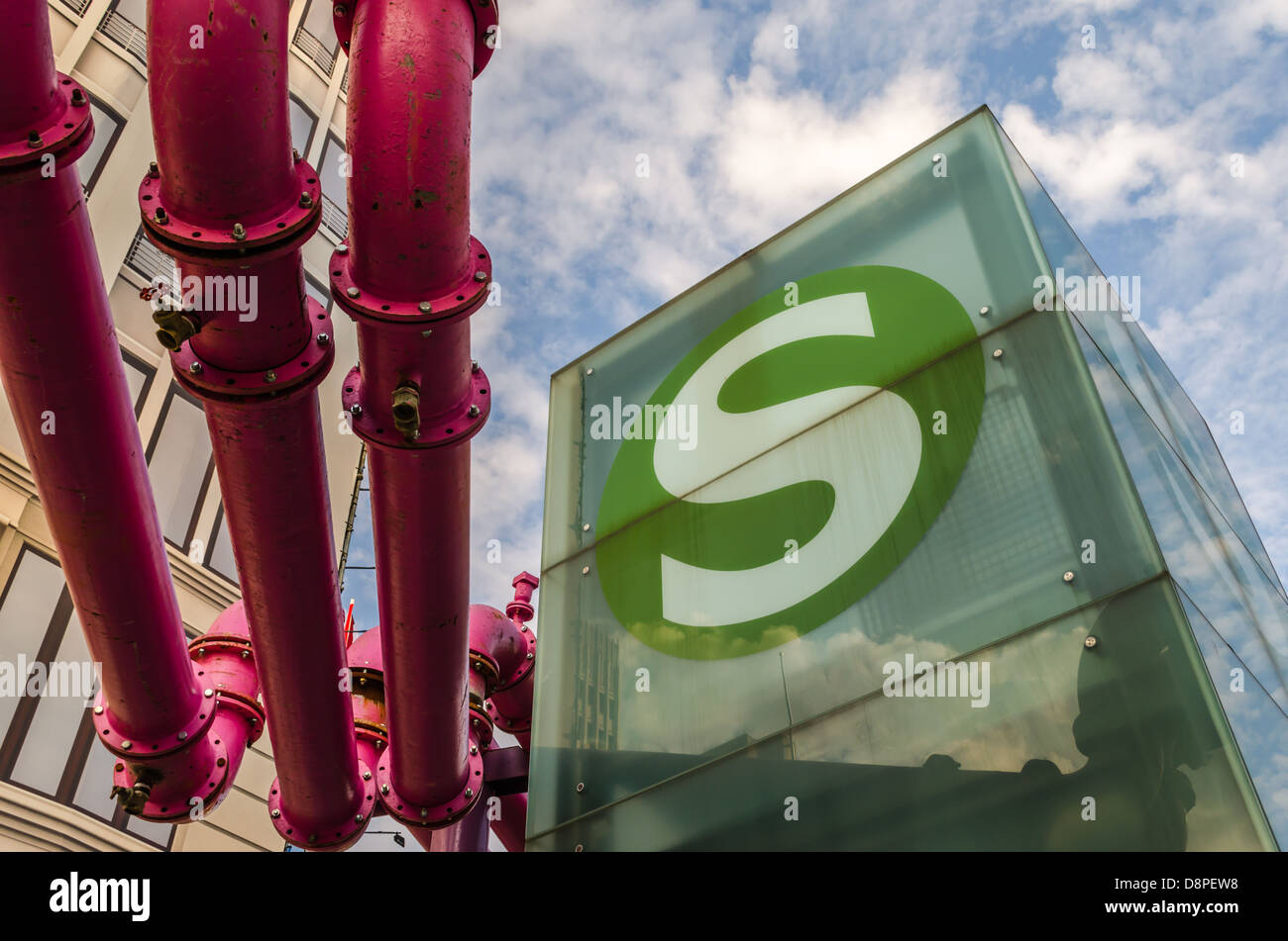 Potsdamer Platz und ein S-Bahn-Logo. Berlin, Deutschland. Stockfoto