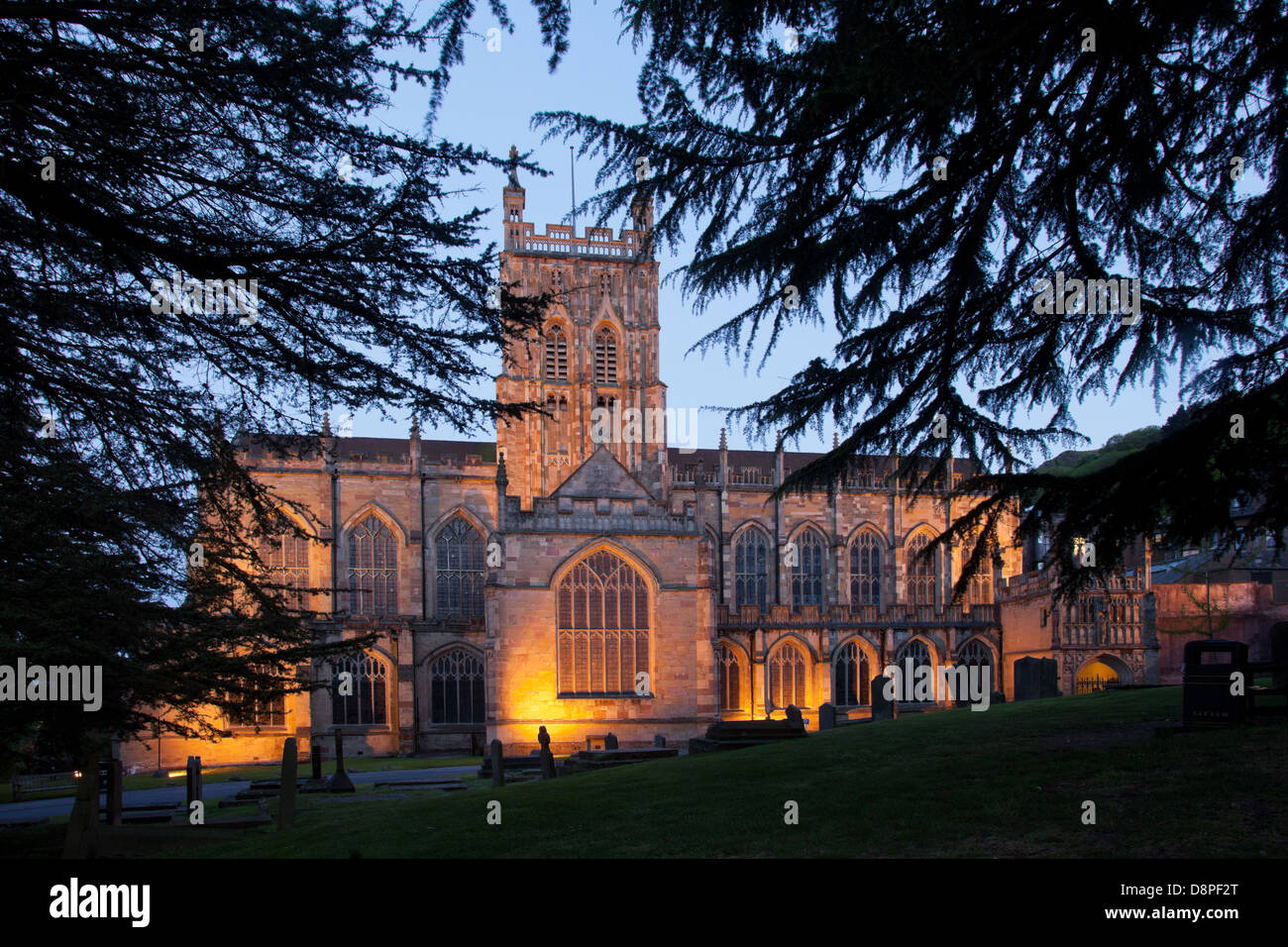 Das Priorat, Great Malvern, genommen in der Dämmerung, mit dem Gebäude mit Lampen beleuchtet. Stockfoto