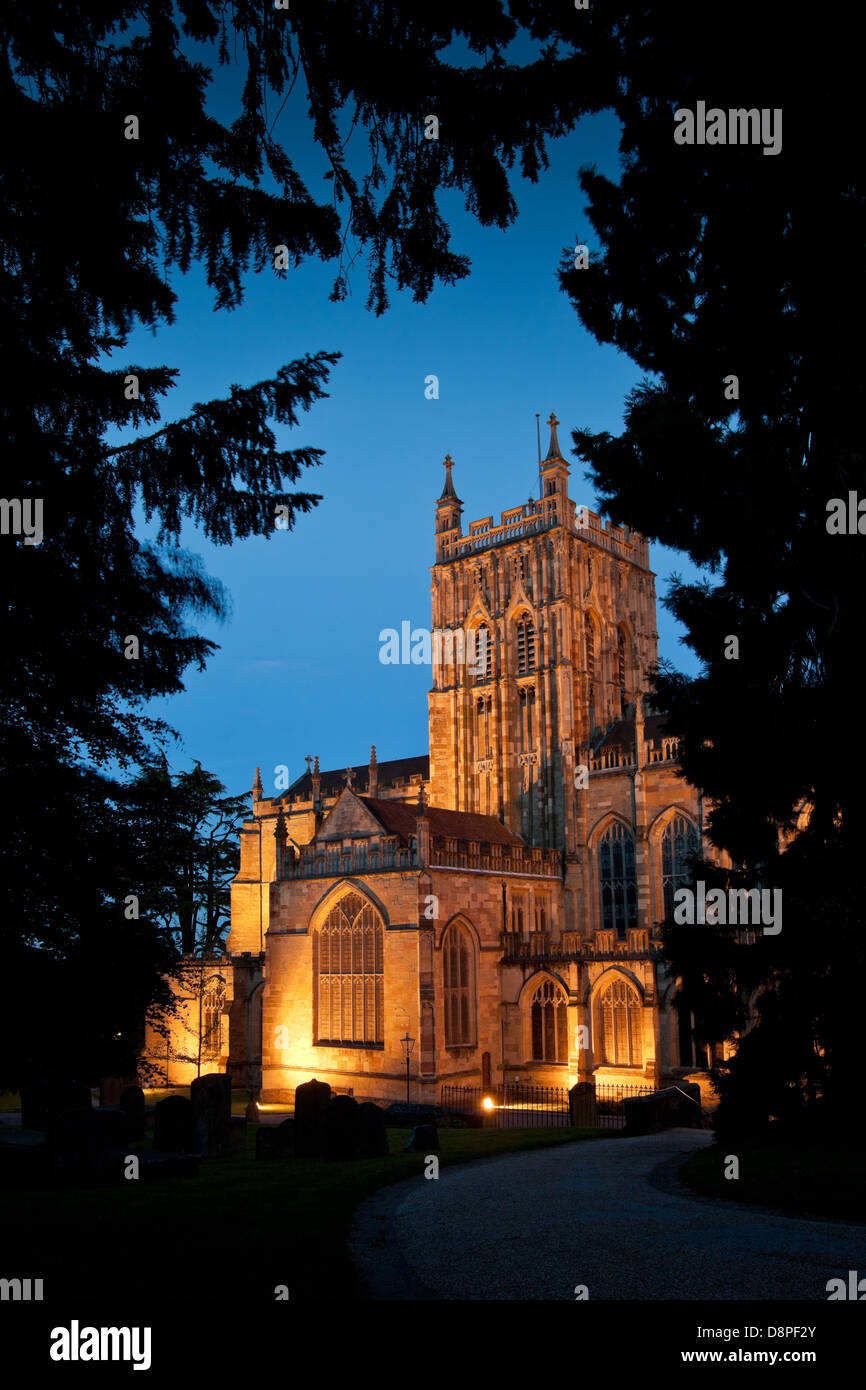 Das Priorat, Great Malvern, genommen in der Dämmerung, mit dem Gebäude mit Lampen beleuchtet. Stockfoto