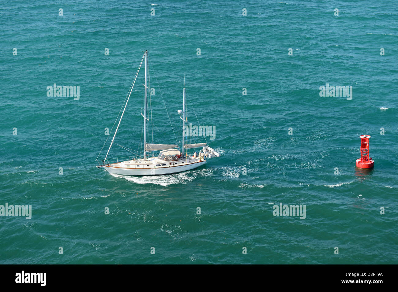 Luftaufnahme von Segelboot Kreuzfahrt auf klaren Wasser Stockfoto