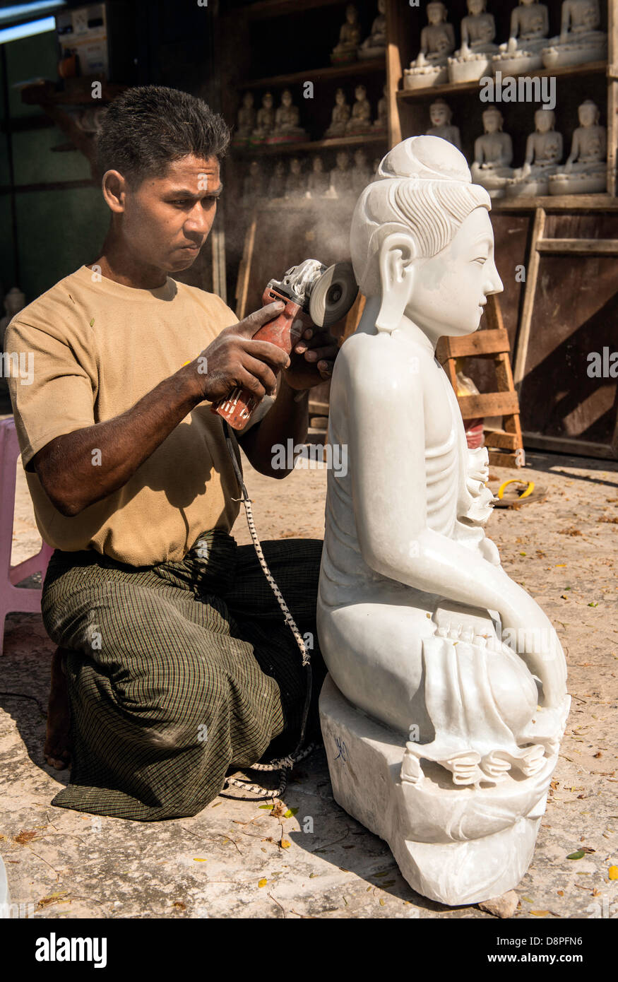 Burmesische junger Mann basteln Marmor Bildnis des Buddha-Statue in Marmor Workshop Bezirk von Mandalay Myanmar Birma Stockfoto