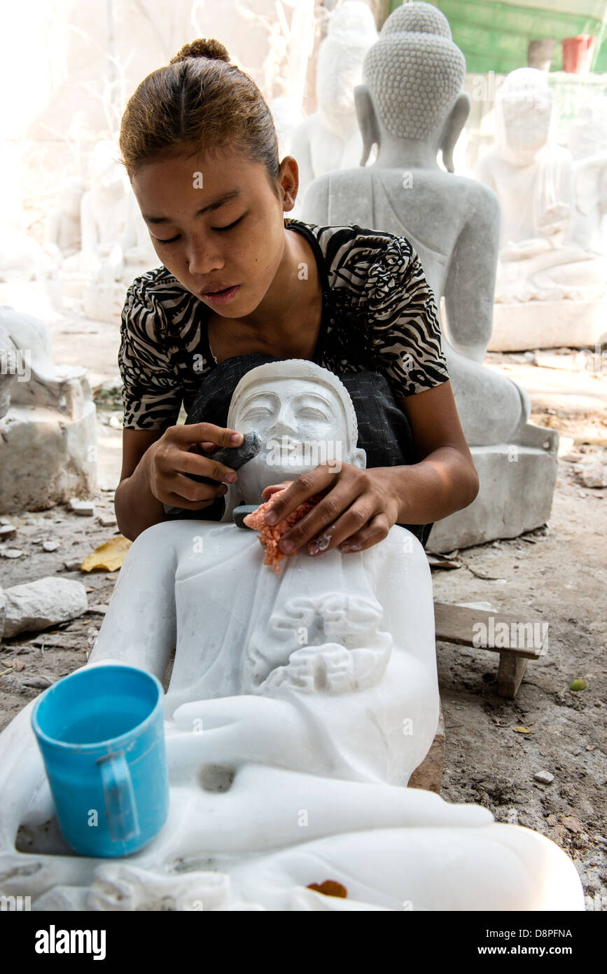 Burmesische junge Frau basteln Marmor Bildnis des Buddha-Statue in Marmor Workshop Bezirk von Mandalay Myanmar Birma Stockfoto