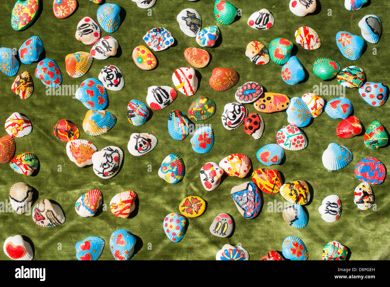 Muschel-Schalen-Souvenirs. Bunt bemalte Figuren Stockfoto