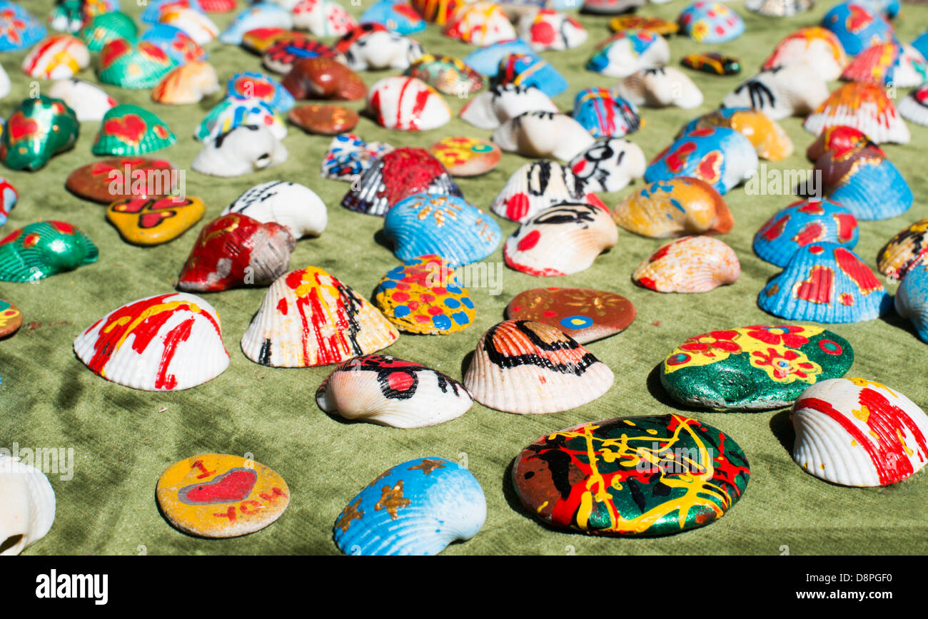 Muschel-Schalen-Souvenirs. Bunt bemalte Figuren Stockfoto