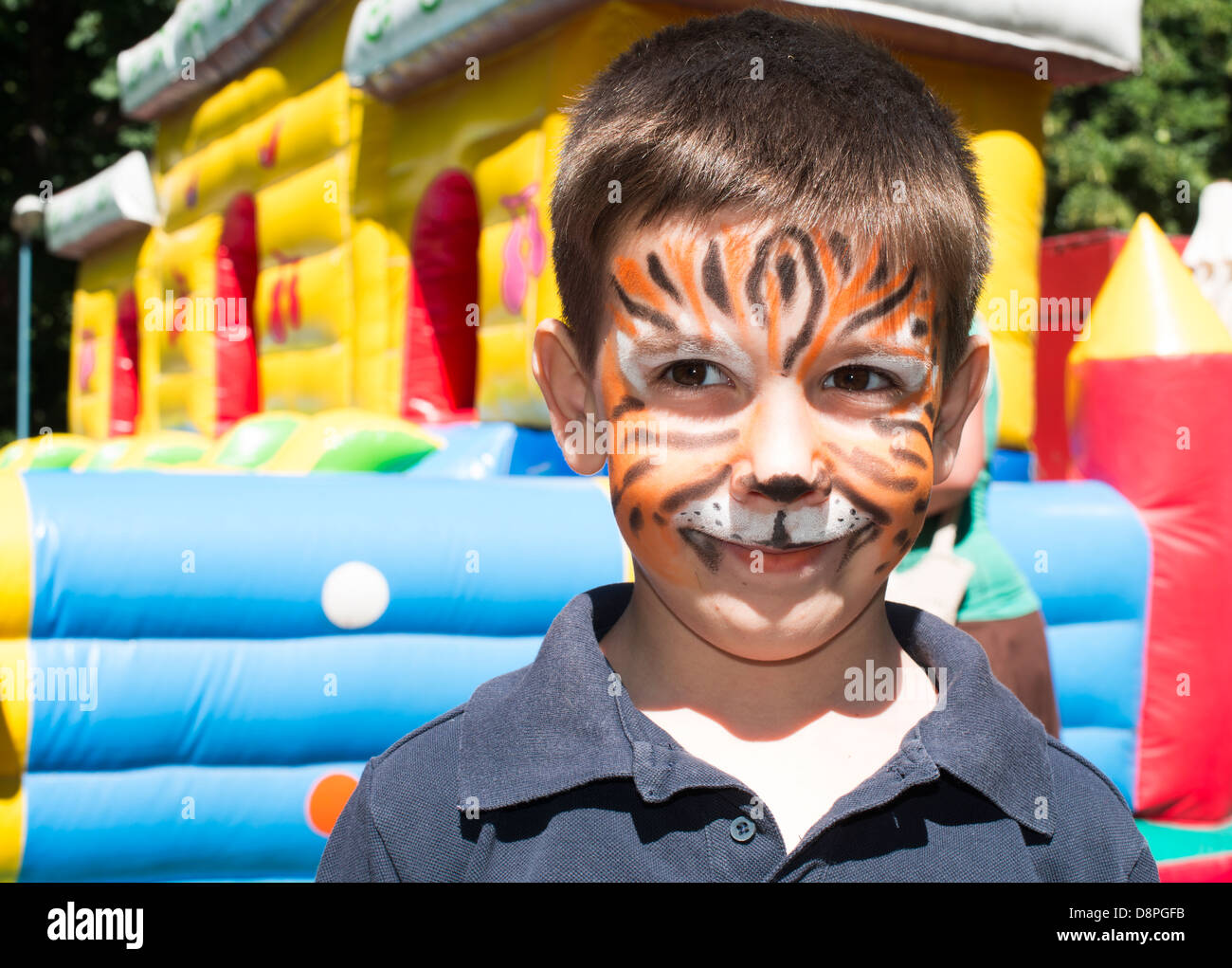 Kind mit bemaltem Gesicht. Tiger zu malen. Junge Kinder Urlaub Stockfoto