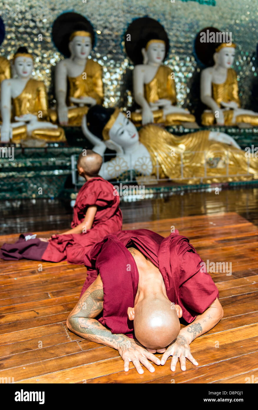 Buddhistische Mönche beten Shwedagon Pagode oder große Dagon Pagode oder Goldene Pagode Yangon (Rangoon) Burma Myanmar Stockfoto