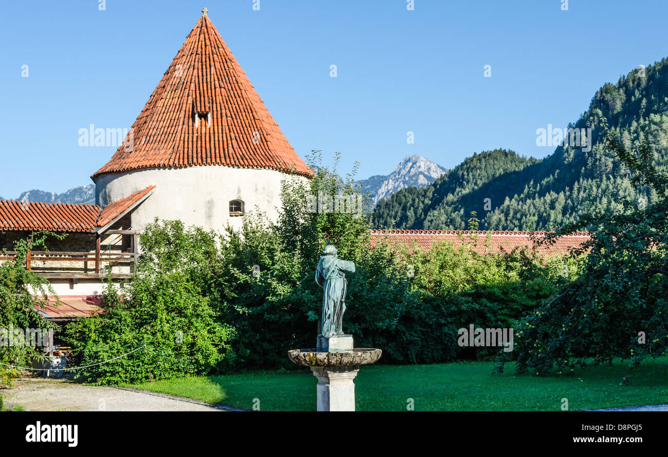 Statue im Hof des Franziskaner-Kloster. Füssen, Deutschland. Stockfoto