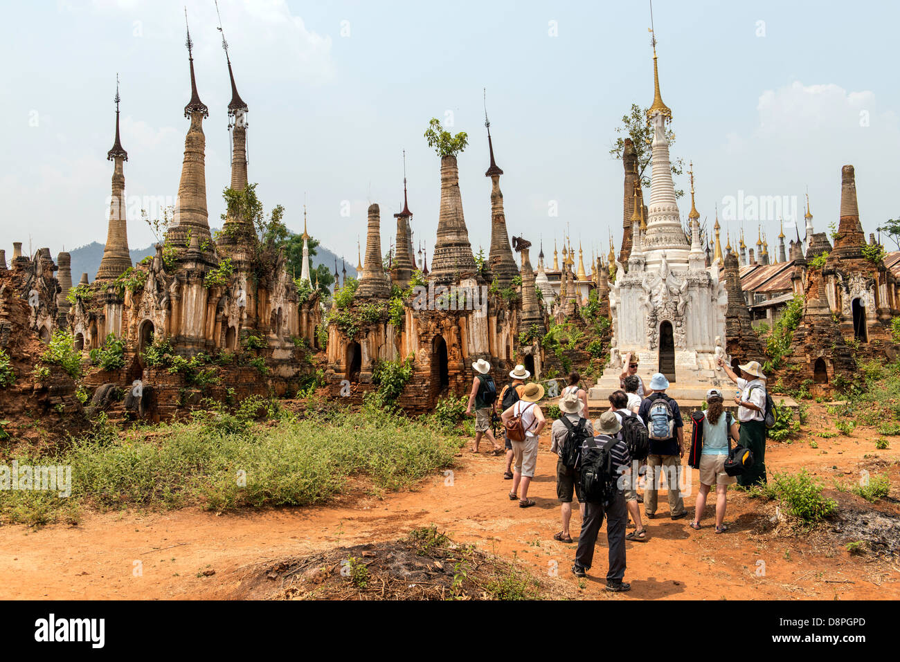 Britische Touristen in den Stupas in Indein Burma Myanmar Stockfoto