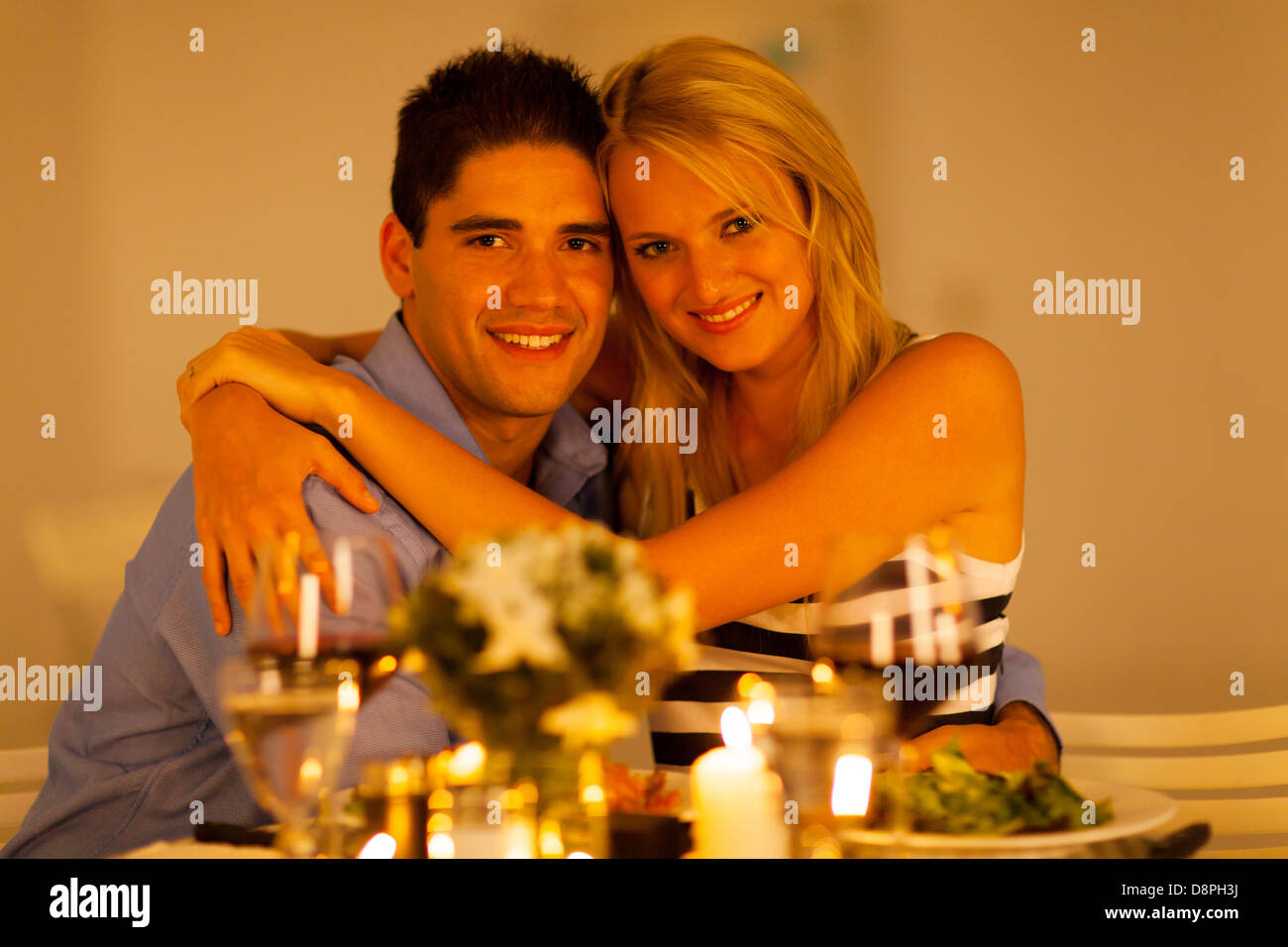 junges Liebespaar umarmt während des Abendessens im restaurant Stockfoto