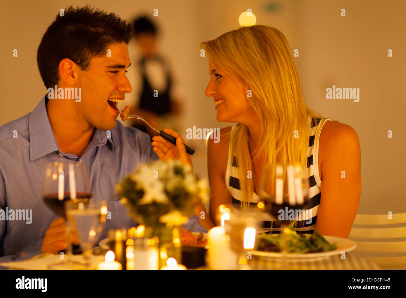 Liebespaar, einem romantisches Abendessen in einem restaurant Stockfoto
