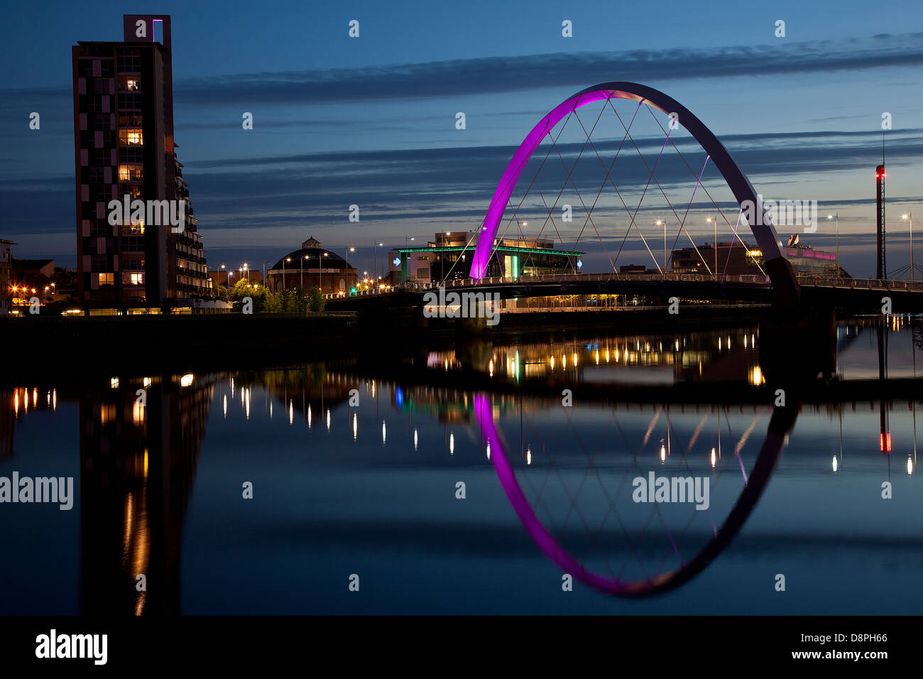 Clyde Arc (Squinty Bridge) über den Fluss Clyde im Stadtzentrum von Glasgow, Schottland. Stockfoto