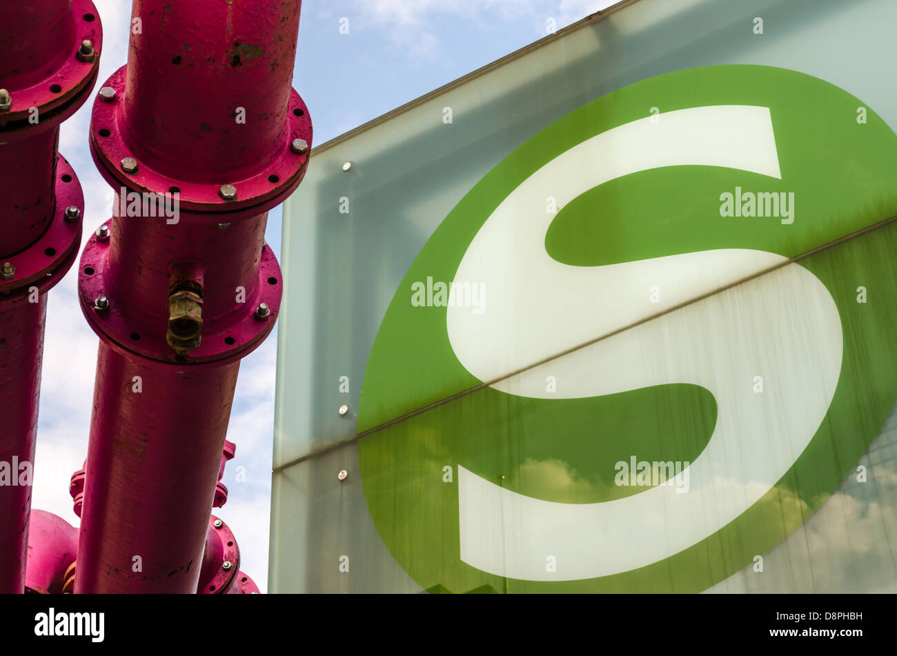 S-Bahn-Zeichen am Potsdamer Platz. Berlin, Deutschland. Stockfoto