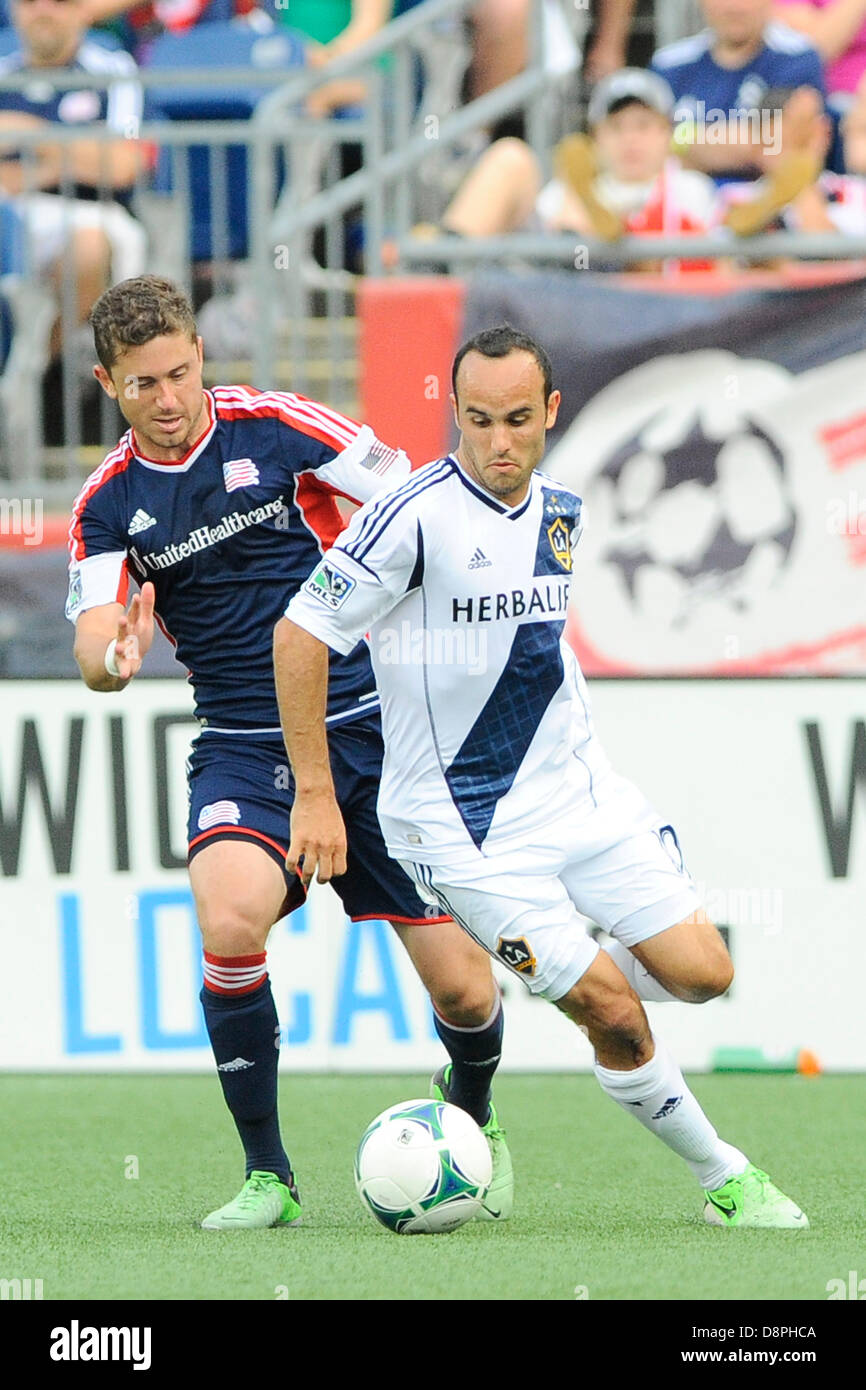 Foxborough, Massachusetts, USA. 2. Juni 2013.  New England Revolution Verteidiger Chris Tierney (8) und Los Angeles Galaxy Landon Donovan (10) während der New England Revolution Vs nach vorn, die Los Angeles Galaxy Fußballspiel im Gillette Stadium in Foxborough, Massachusetts statt. Eric Canha/CSM/Alamy Live-Nachrichten Stockfoto