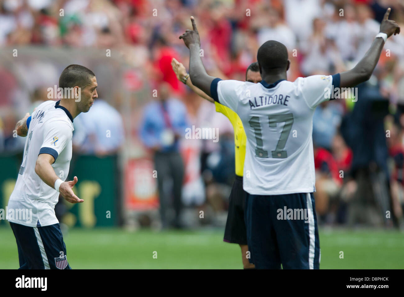 Washington DC, USA. 2. Juni 2013. US-Männer Nationalmannschaft Clint Dempsey (8) Partituren ein Ziel weiterleiten und feiert mit US-Männer Nationalmannschaft vorwärts Jozy Altidore (17) während die US-Männer National Team vs. deutsche National Team - Centennial Feier Spiels RFK Stadium - Washington, D.C. Die US-Herren Nationalmannschaft besiegt Deutschland 4: 3. Bildnachweis: Cal Sport Media/Alamy Live-Nachrichten Stockfoto