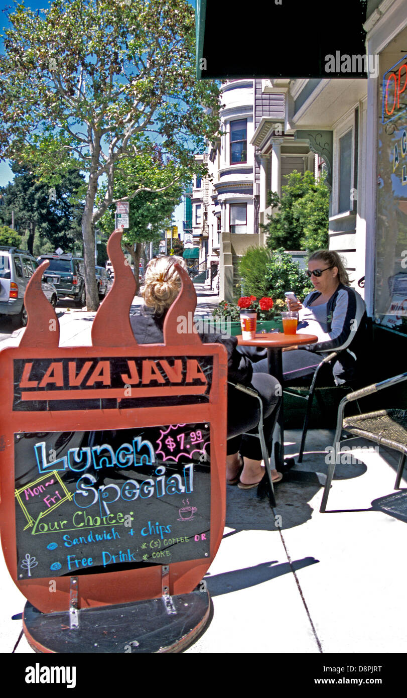 zwei Frauen sitzen im Straßencafé an einem sonnigen Tag in Haight-ashbury Stockfoto