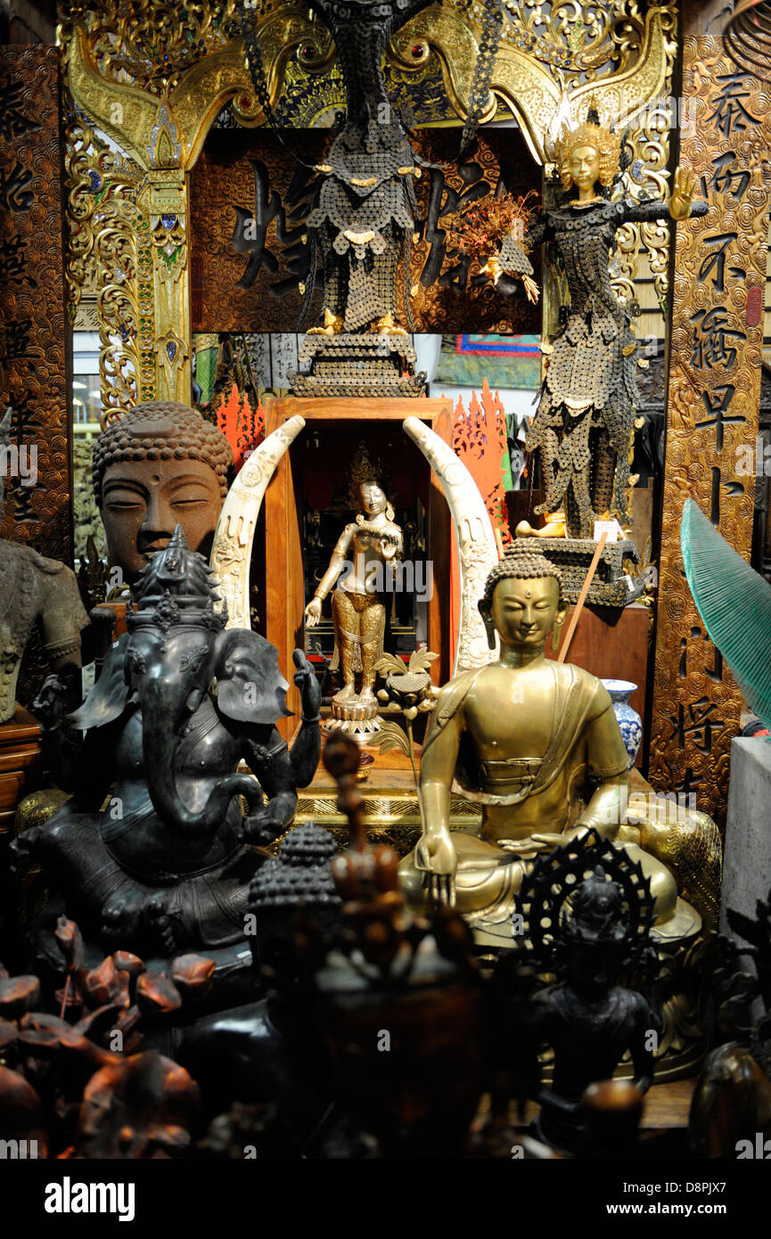 Asiatische Kunst und Artefakte gesammelt in einem Schrein wie display Stockfoto
