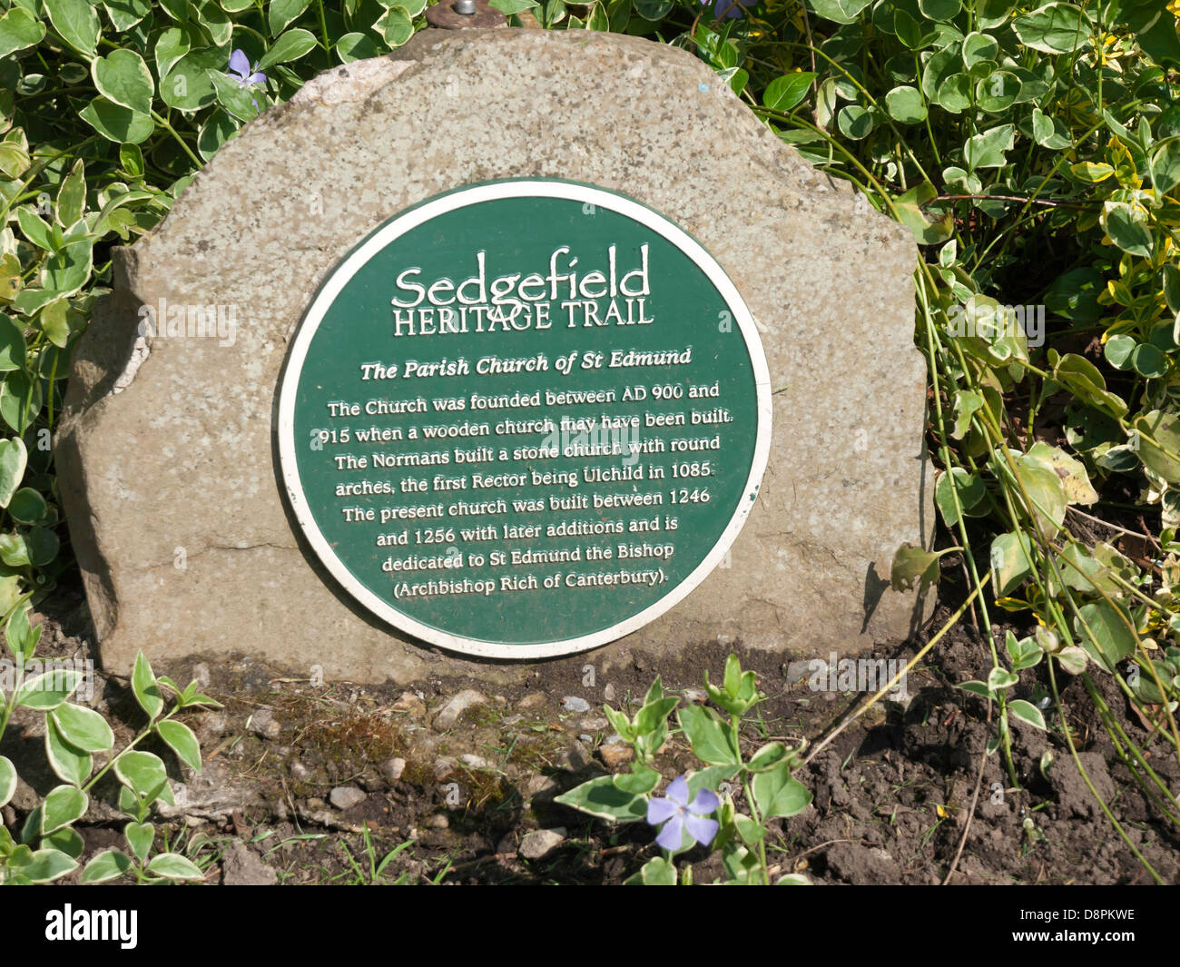 Grüne Plakette von Sedgefield Heritage Trail geben kurze Geschichte der Pfarrei Kirche von St Edmund platziert Stockfoto