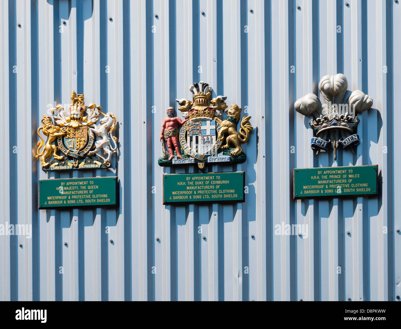 Königlichen Insignien im Shop des J Barbour und Söhne Anbieter von wasserdichte Kleidung, Königin, Herzog von Edinburgh und Prinz Charles Stockfoto
