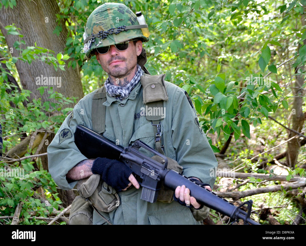 Porträt eines Mannes, gekleidet wie ein amerikanischer Soldat in Vietnam während des Vietnam-Krieges Stockfoto