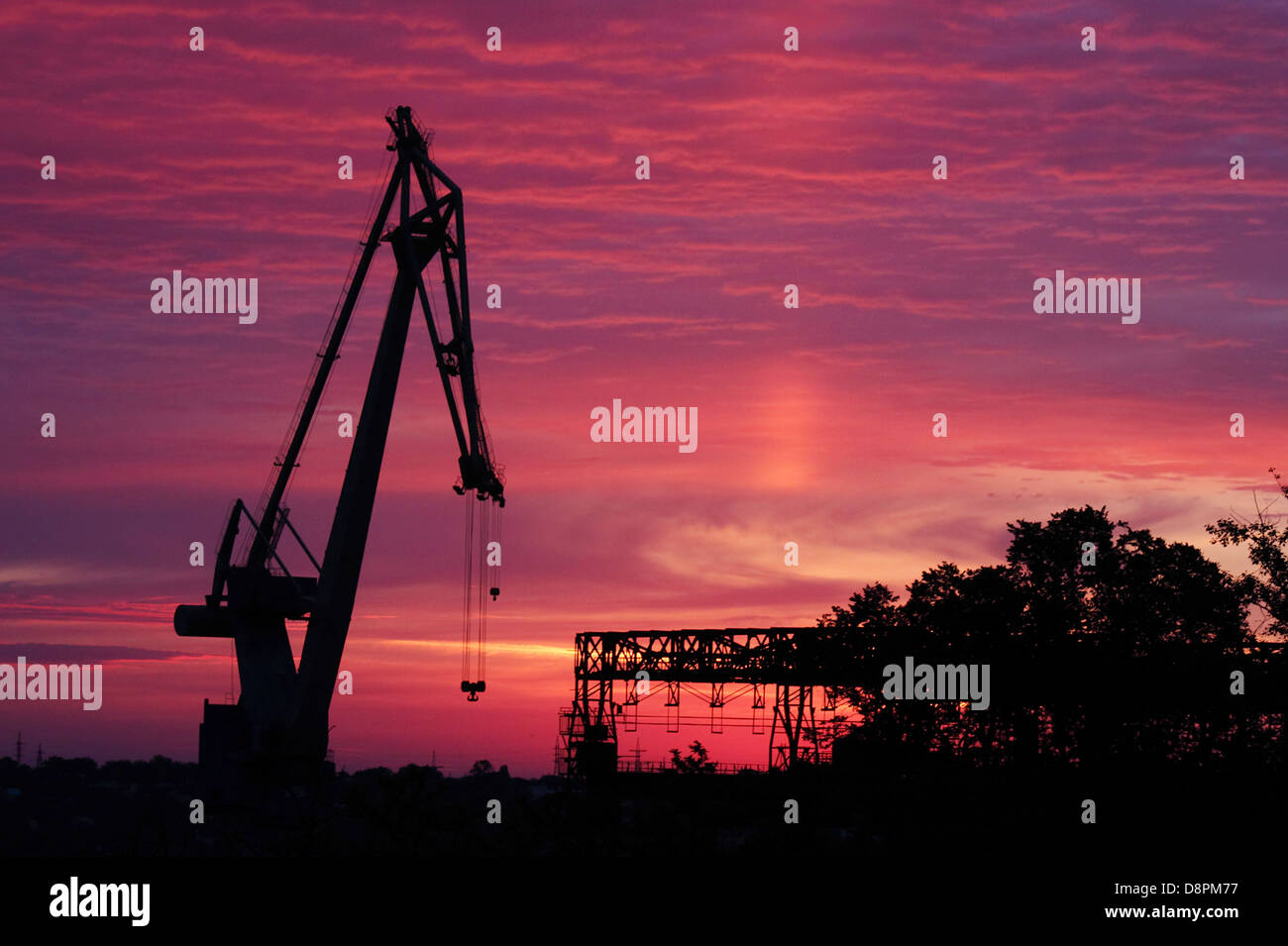 Silhouette der Kran auf Schiffbau Pflanze bei Sonnenaufgang Stockfoto