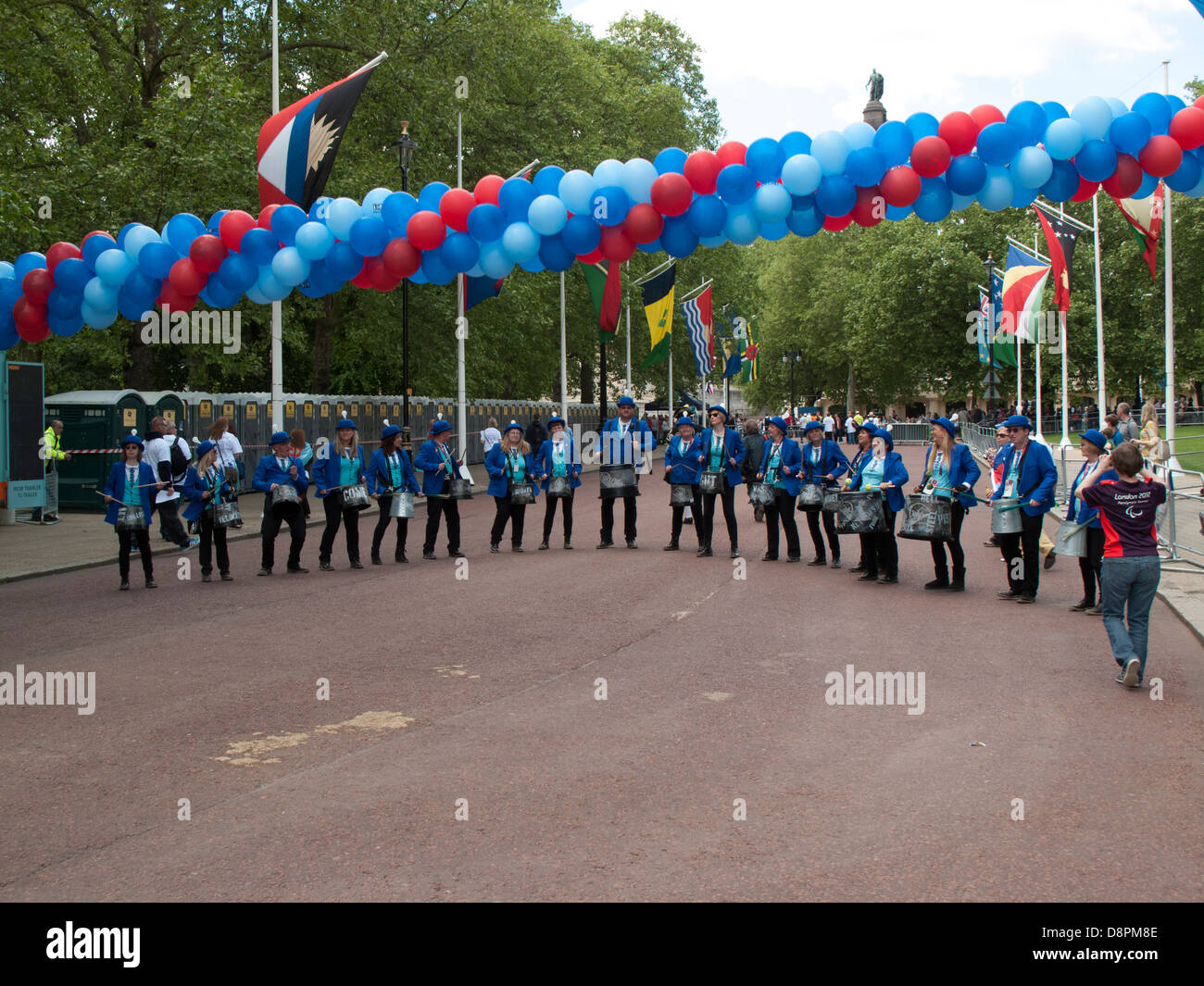 Hilfe für Helden Wohltätigkeit, die Helden Fahrt 2013 bei Horse Guards Parade endet. Die Pandemonium Trommler begrüßen die Radfahrer Stockfoto