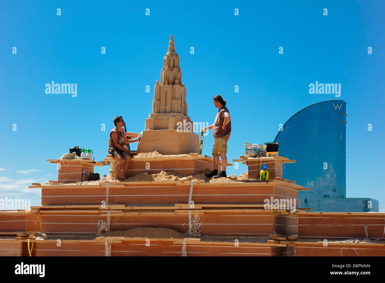 Zwei Männer, die eine große Sand Kunst Skulptur Stockfoto