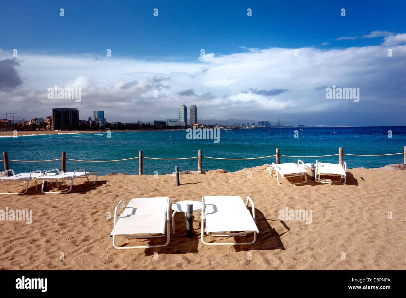 Blick über weiße Liegestühle für den Strand Barceloneta in Barcelona Stockfoto